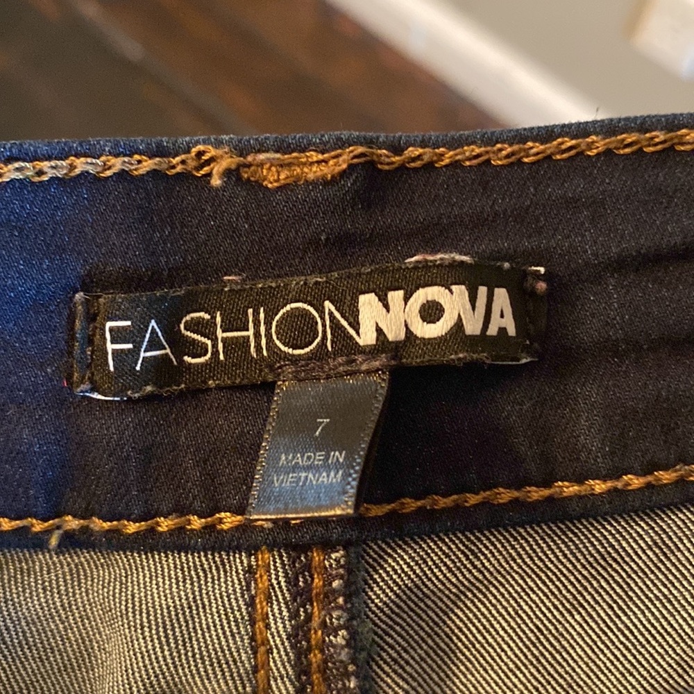 Size 7 fashion nova jeans.